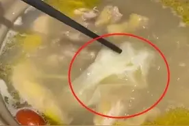 反转了！上海知名餐厅里吃出整张纸巾？最新：已和解，顾客退还商家赔款图片