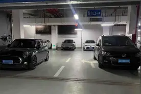 车多叠加乱停，杭州一商场免费停车被吐槽，管理方回应：新规马上实施图片