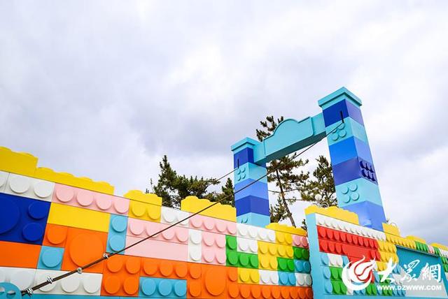 四季予你｜烟台莱山“积木桥”惊艳亮相：童趣与科技交融，打造滨海新地标