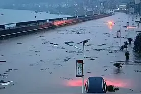 怀化五强溪龙舟队弃赛返乡抗洪，啦啦队长喊话感动全网：龙舟赛年年有，不能没亲人图片