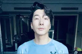 张亮回应代表作评分低：我要做的是触底反弹图片