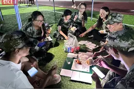 200余人合唱生日歌，为军训新生庆祝成人礼图片