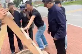 女孩坠井父亲阻拦施救要等警察到场？焦点应该在“窨井盖为何缺失”图片