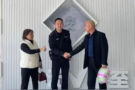 德阳罗江警方深夜救助84岁老人 家属到派出所表达感谢图片