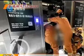 15名学生被困电梯！荆州消防员“拔萝卜”救援图片