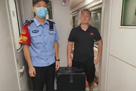 行李“撞衫”致错拿 佳木斯铁路警方帮找回图片