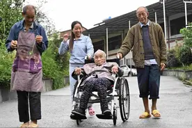 坟头捡来的孙女将112岁“最长寿奶奶”宠成小孩：她养我小，我陪她到老图片