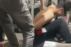 男生疑不交“保护费”遭同学围殴，学校为何没有及时制止？图片