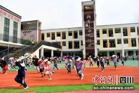 汶川县映秀小学举行防震减灾应急疏散演练图片