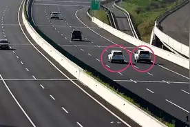 真奇怪！高速公路上两辆车并排倒车图片