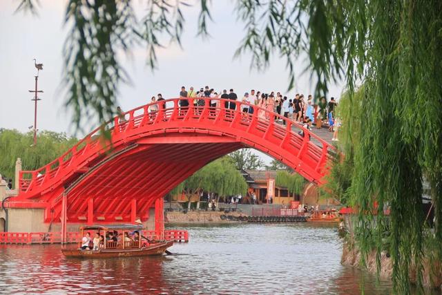 “来开封不是看风景，是真的走进了另一个世界”