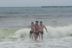 大连海滩救人大哥急寻被救者出证明：我不图名利，申报见义勇为对女儿以后有帮助图片