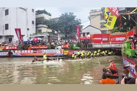叠滘东胜“三馀堂”龙船漂移惊险落水：速度与激情背后的龙舟精神图片