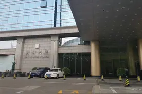 国美总部仍有人员进出，所在大厦与黄家关系“甚密”图片