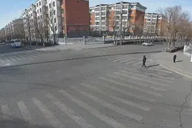 一撞惊人！乌海一路口轿车被撞旋转180°......图片