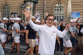 （巴黎残奥会）成龙传递巴黎残奥会火炬图片