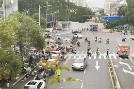 日前，流动摊贩乱摆卖现象回潮，不少市民建议合理规划摆摊区域 地摊经济要搞活 规范经营不能少图片