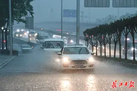 暴雨突降，白昼如夜图片