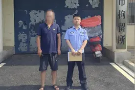 女子凌晨如厕发现一手伸入挡板向保安呼救，查监控发现保安即偷窥者，黄石公安：已行拘图片