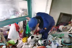 老人囤积杂物将家中堆满 北京朝阳消防等多部门成立“清运小分队”帮忙清理图片
