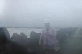 台湾记者现场感受台风威力 差点“消失”在画面中图片