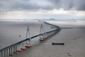 返程高峰叠加降温降雨 交投铁军铆定完美收官图片
