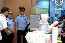 CoCo员工被曝切西瓜时吃掉瓜心 执法人员突击检查涉事门店图片