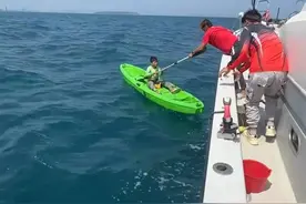 冲上热搜！出海钓鱼竟在海上“捡到”小孩，坐塑料小船，漂了一天一夜！网友惊呆了……图片