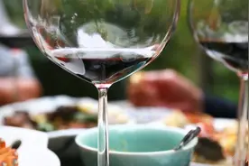 长得不好看没资格一起玩？“卡颜值”“卡学历”聚会引争议图片