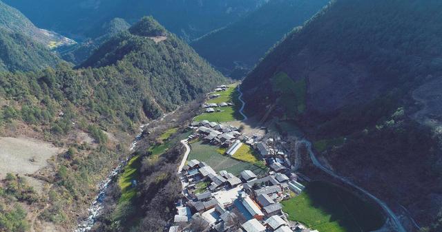 解锁云南阅读新地标丨怒江“半山花语”爱心书屋：让书香在峡谷山乡绵延