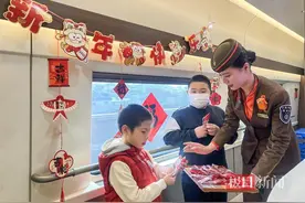 列车上的的温暖跨年行图片