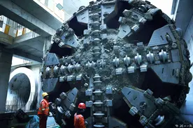 武汉地铁12号线成功穿越沙湖图片