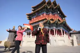 沂蒙精神再焕新声：81岁“头巾奶奶”在沂山景区唱响《沂蒙山小调》图片