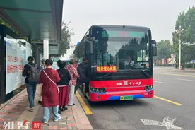 石家庄首条敬老爱心公交专线发车图片