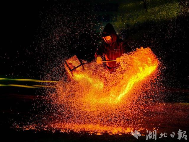 武汉园博园上新高空奇境游园会 看《藏海传》中同款非遗表演