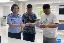 高考第二日，海口秀英警方为5名考生紧急办理身份证明图片