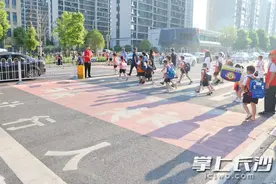 开学季，上学路上满满都是关心图片