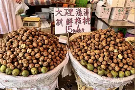 鲜核桃低价上市 蜂糖李高位落潮图片