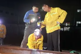 这里的铁路青年假期奋战铁轨一线图片