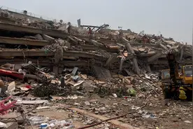 潇湘晨报记者直击曼德勒现状！多栋楼倒塌数百人被埋，正营救被困孕妇，急缺生命探测仪图片