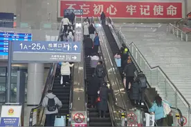 重庆加开夜间动车 护送外出务工人员节后返岗图片