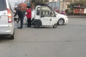 情报站|临沂银雀山路与宏大路交汇处两车相撞，车零件散落一地图片