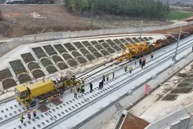 沿江高铁武荆宜雁门口段进入铺轨施工阶段图片