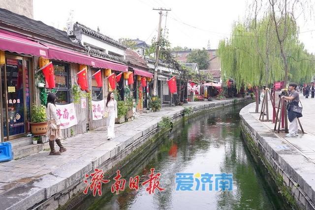 氛围感满满 国庆中秋临近济南多景点飘起“中国红”