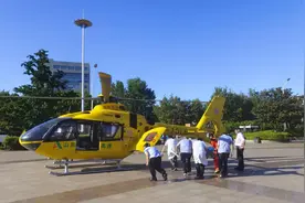 生死时速！青岛市急救中心完成一例严重多发伤患者航空医疗救援任务图片