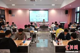 世界围棋“八冠王”助阵 北京大学棋手获登瀛杯·大学生围棋邀请赛冠军图片