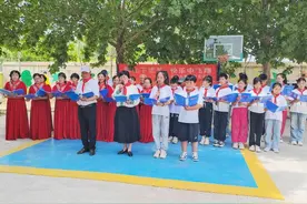 开封志愿者走进水稻乡陈坟小学 与孩子们一起欢庆“六一”儿童节图片