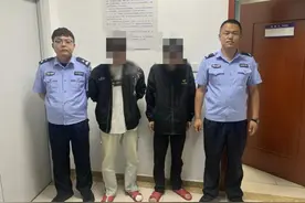 青岛警方：两男子凌晨张贴“涉黄”小广告被当场抓获！图片