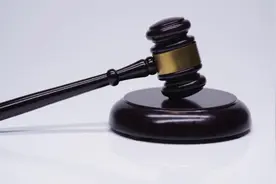 男子在高速公路“斗气”逼停他车，争执期间遭货车追尾致1人死亡，被判三缓四图片