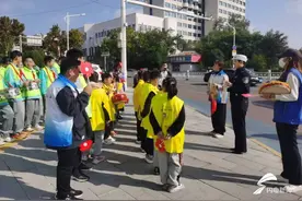 枣庄交警：萌娃“喊”你戴头盔 处罚力度很“社死”图片